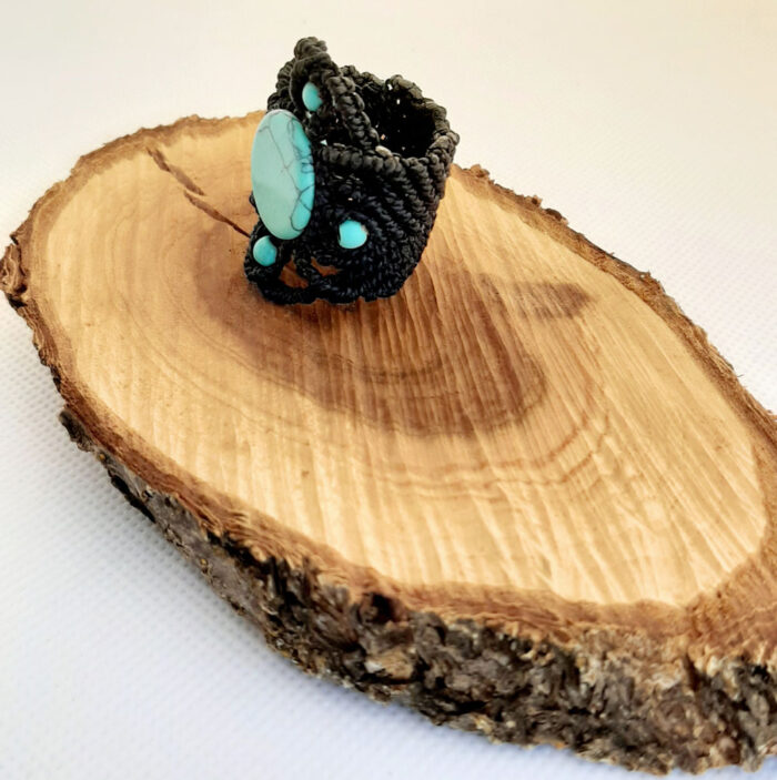 Anillo de macramé negro con turquenita azul
