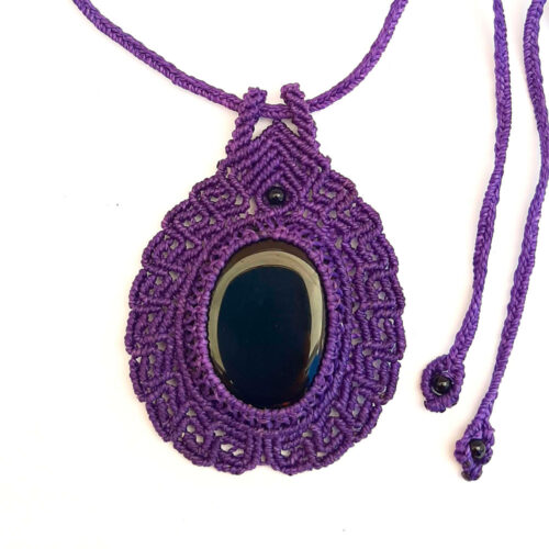 Collar de macramé color violeta con obsidiana negra