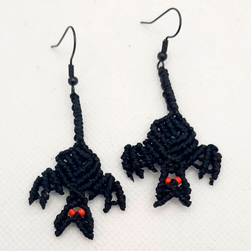 Pendientes de macramé en forma de murciélagos de la colección Halloween