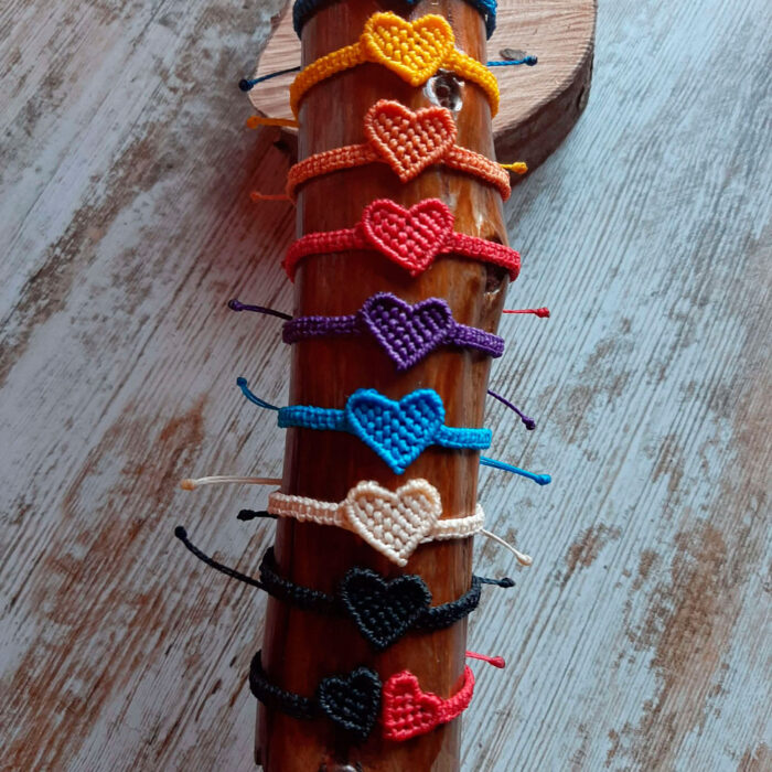 Pulsera de macramé de la colección Love corazón de colores